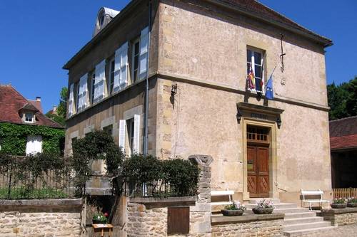 La mairie de Montr&eacute;al en Bourgogne